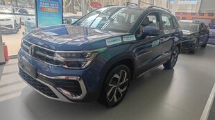 展厅中的蓝色SUV汽车