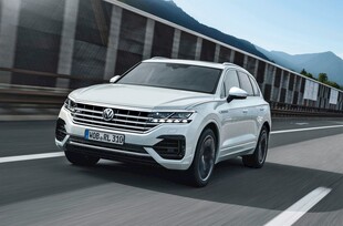 公路上行驶的白色SUV