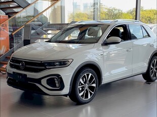 展厅内的白色时尚SUV汽车