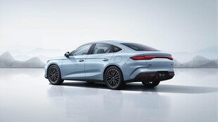 优雅流线型蓝色轿车