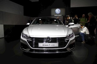 银色轿车亮相展示现场