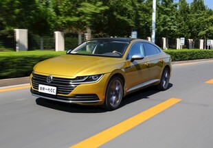 金色轿车行驶在道路上