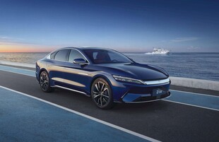 蓝色轿车驰骋于沿海公路