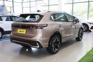 时尚棕色SUV汽车展示