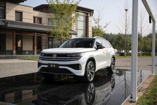 豪华SUV停于现代建筑前