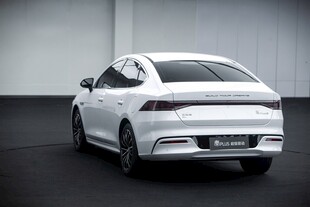 白色时尚轿车尾部特写