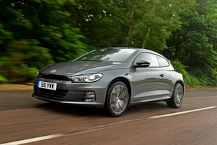 灰色轿车行驶在林荫道路