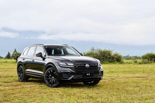 旷野中的黑色SUV
