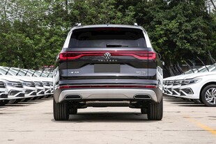 停车场中的黑色SUV汽车