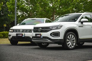 两辆白色SUV户外停放