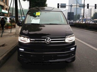 黑色大众商务车街头停放