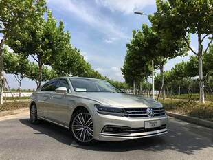 银色轿车停于林荫道路旁