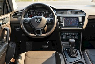 汽车内部驾驶舱精致展示