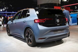 蓝色时尚款轿车尾部展示