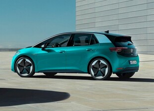 时尚蓝色电动汽车外观展示