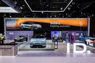 汽车展厅展示多辆炫酷车型