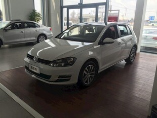 展厅内的白色大众Polo汽车