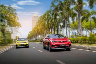 公路上行驶的两辆时尚汽车