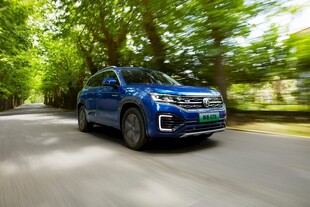 蓝色SUV行驶在林荫道路