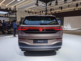 车展上的时尚SUV汽车