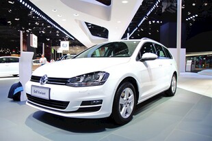 车展上的白色时尚轿车