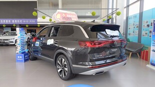 展厅中的黑色SUV汽车