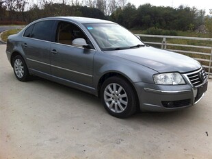 银灰色大众汽车停于户外