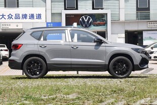 银色大众SUV停于户外