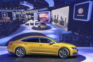 黄色轿车亮相展会现场