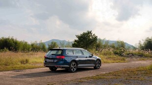 郊外行驶的蓝色汽车