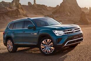 沙漠中的蓝色越野SUV