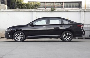 黑色轿车停靠在墙边