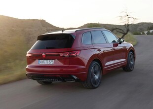公路上行驶的红色SUV