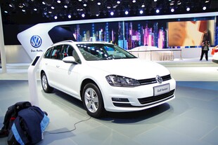 车展上的白色汽车