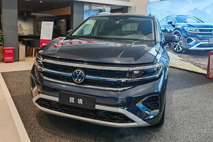 展厅中的黑色大众SUV汽车