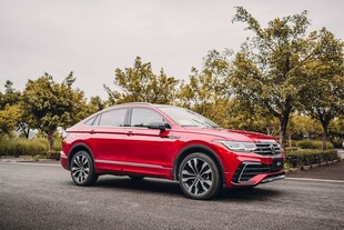 红色动感轿车停于户外