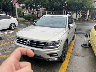 手指指向银色SUV