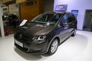 展厅中的黑色大众多功能车
