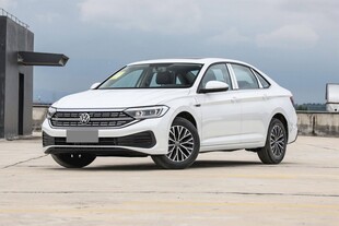 白色新款轿车外观展示