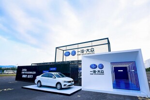 户外展示的白色汽车与展台