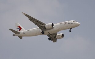 空中飞行的大型客机