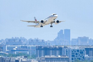 城市上空起飞的喷气式飞机