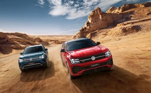 沙漠中两辆酷炫越野汽车