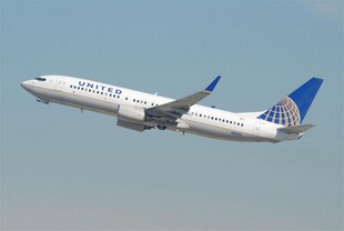 联合航空公司飞机腾空而起