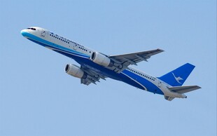 蓝白飞机翱翔蓝天