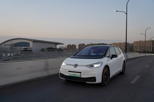道路上行驶的白色新能源汽车