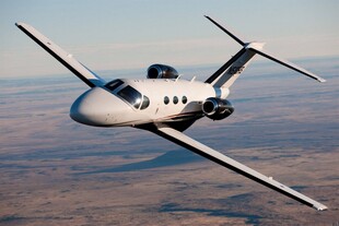 空中双引擎私人喷气式飞机