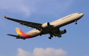 翱翔蓝天的多彩民航客机