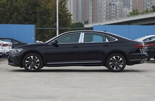 黑色轿车外观展示