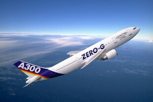 空中飞行的A320客机